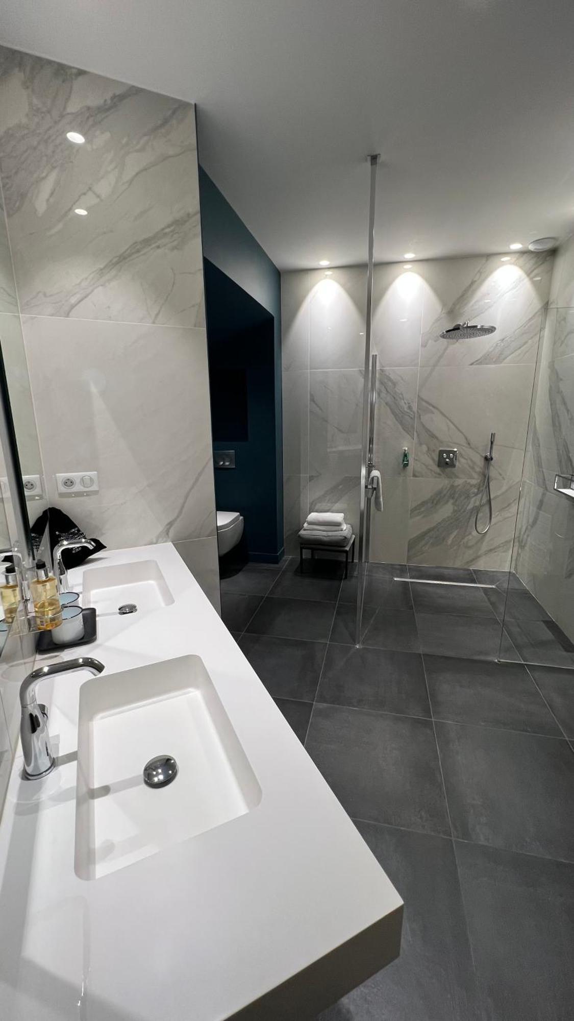 Hotel Et Apparts Marin Laval  Zewnętrze zdjęcie